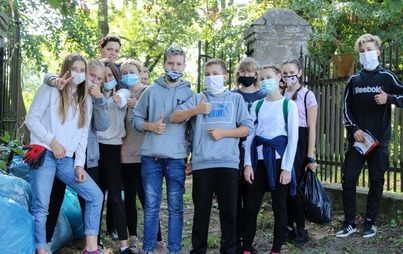 Zdjęcie do Sprzątanie cmentarza w Orzeszkowie 03.10.2020r.